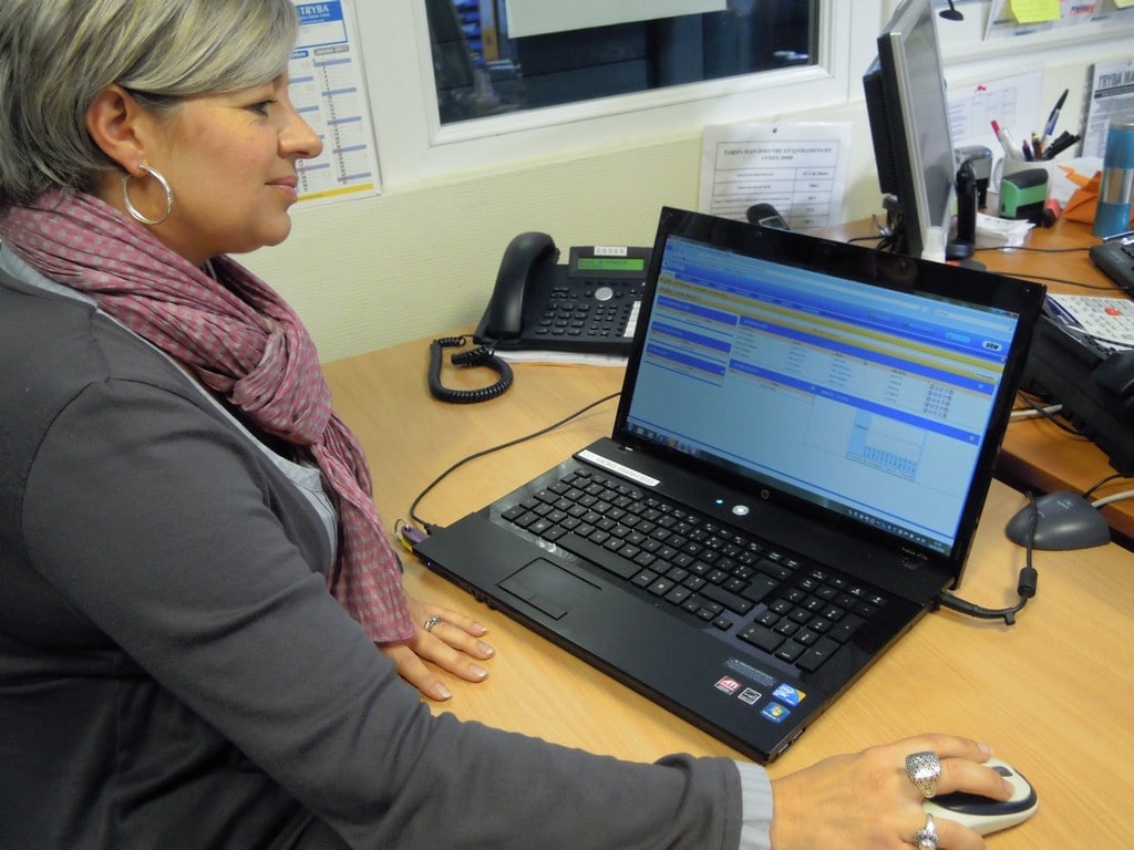 assistante TRYBA en magasin devant le logiciel CRM