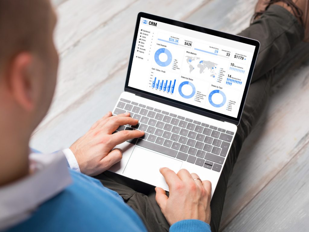 IzOrder, la solution de prise de commande dédiée, permet aux commerciaux d'optimiser leur temps de vente grâce à un CRM mobile intégré, transformant chaque interaction en une opportunité de vente réussie. Guide 2024 pour choisir le meilleur logiciel CRM : Comparatif et conseils