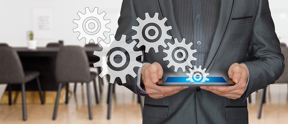 homme engrenage logiciel