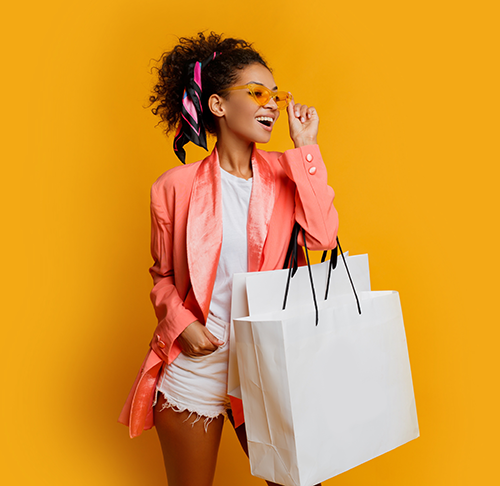 femme et son sac shopping