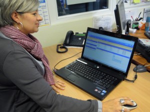 assistante TRYBA en magasin devant le logiciel CRM