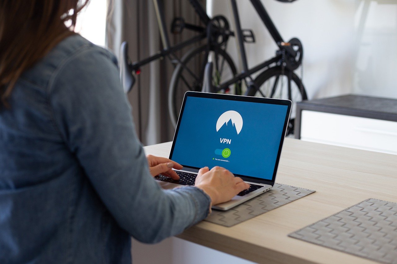 femme utilisant un pc avec vpn