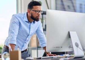 homme-en-train-de-chercher-un-nom-de-domaine