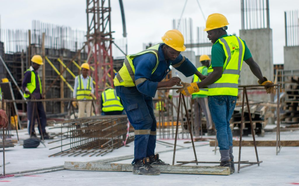 ouvriers travaillant sur un chantier