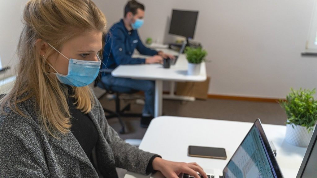 employés au bureau avec un masque